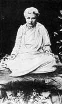 А. Безант в традиционной медитации. Адьяр, Индия